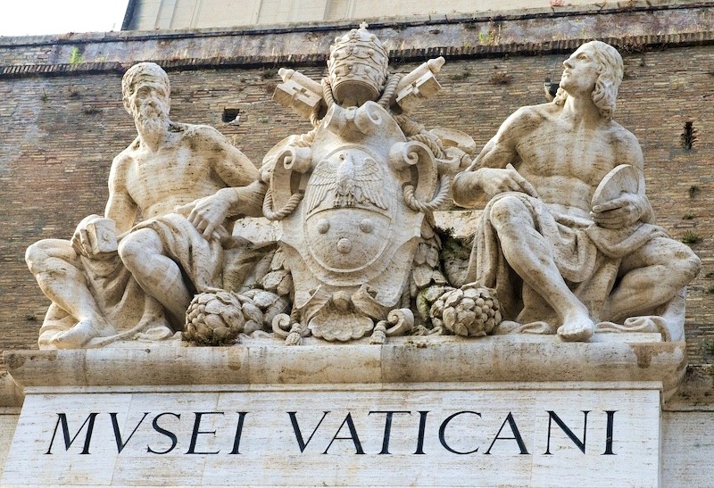 Tượng đứng uy nghi trước Bảo tàng Vatican.