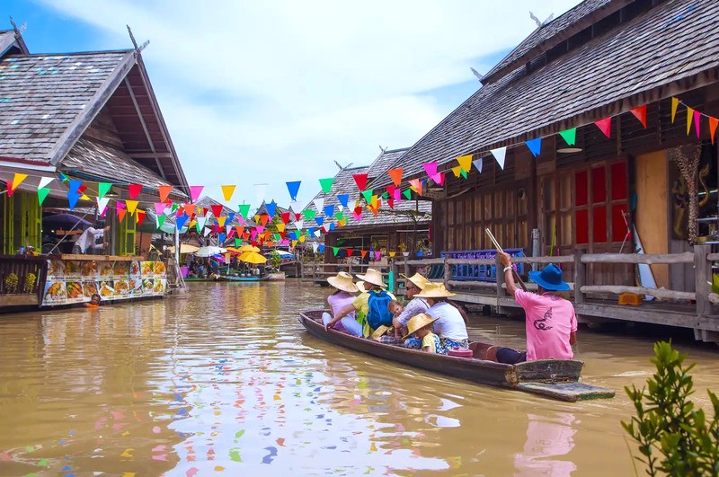 Trôi sông, hoà mình vào cuộc sống bình dị, xưa cũ của người dân địa phương.