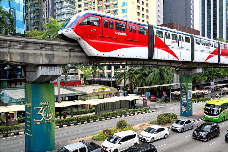 Di chuyển đến các điểm du lịch Malaysia, bao gồm chùa Thean Hou, bằng monorail.