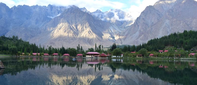 Gilgit: Thị trấn miền núi xinh đẹp ở vùng Gilgit-Baltistan.