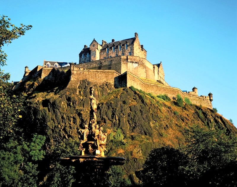 Lâu đài Edinburgh, biểu tượng Scotland, uy nghi trên đỉnh núi lửa đã tắt.