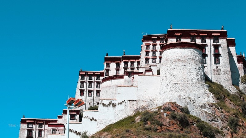 Bức tường sừng sững Potala.