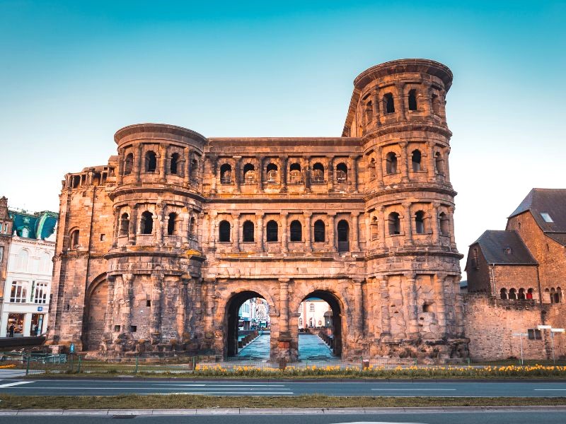 Porta Nigra: Vững chãi qua dòng chảy thời gian. (Ảnh: bluejayphoto)