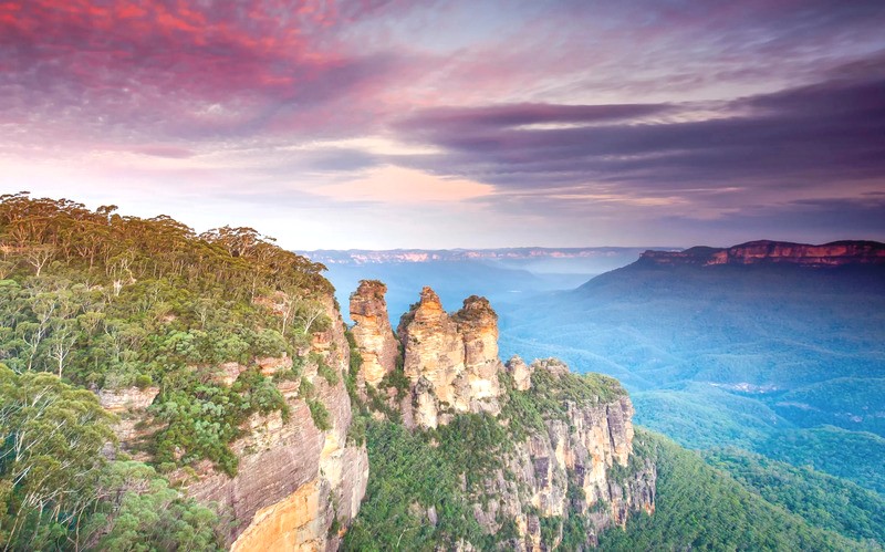 Blue Mountain được đặt tên theo màu xanh lam đặc trưng, do ánh sáng tím bị phân tán trong các hạt không khí.