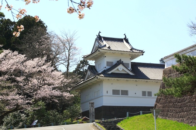 Lâu đài Aoba (1600) tại Sendai, Tohoku, là một di sản lịch sử ấn tượng với bờ tường đá, tháp canh và bảo tàng trưng bày tượng của Lãnh chúa Date Masamune.