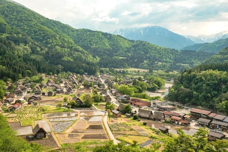 Shirakawa-Go và Gokayama, những ngôi làng núi non thanh bình,  nơi người dân sống cuộc sống nông thôn truyền thống, trồng lúa dưới chân núi và nghỉ ngơi trong những ngôi nhà mái cao độc đáo.