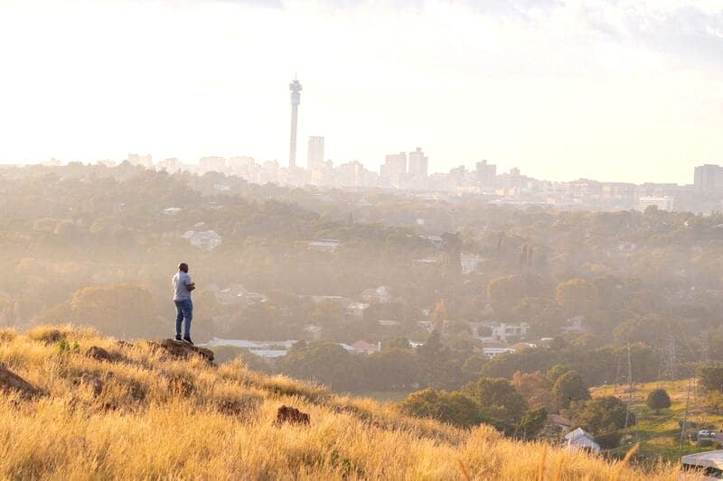 Johannesburg có khí hậu ôn hòa.