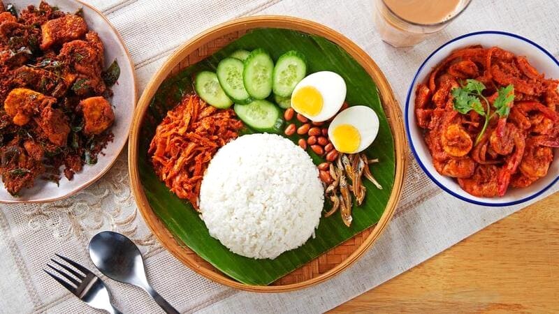 Nasi Lemak là món ăn phức tạp với nhiều nguyên liệu khác nhau.