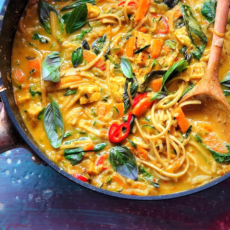 Laksa ngon cần mì và nước dùng.