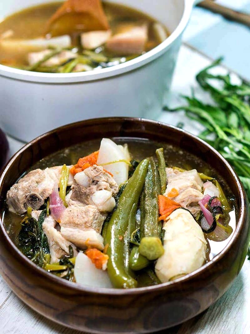 Nấu nước dùng sinigang khá cầu kỳ.