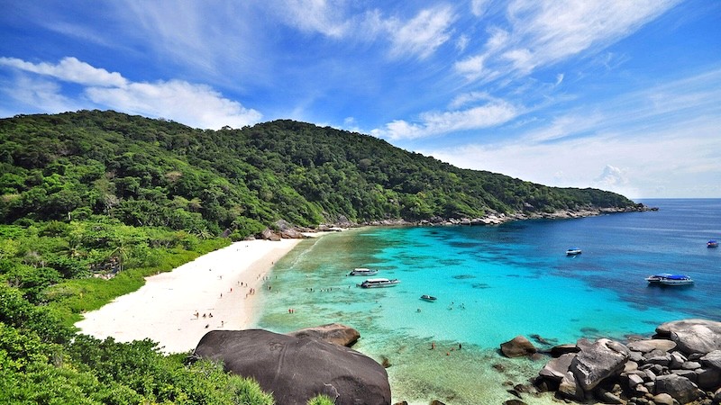 Koh Similan, hòn đảo lớn nhất trong quần thể 9 đảo, nổi tiếng với bờ biển tuyệt đẹp, nước trong xanh và cát trắng mịn màng.