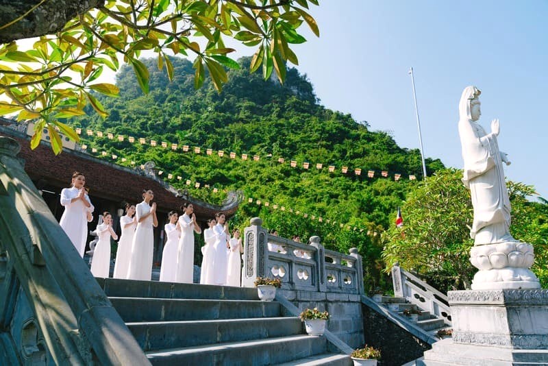 Chùa đẹp, ngắm cảnh thiên nhiên bao la.