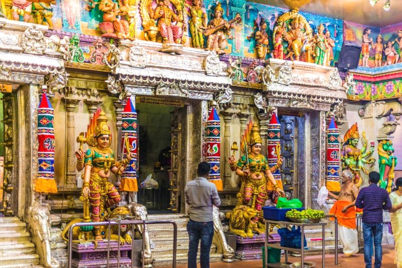 Đền Sri Veeramakaliamman ở Little India, Singapore, nổi bật với kiến trúc đa sắc màu.