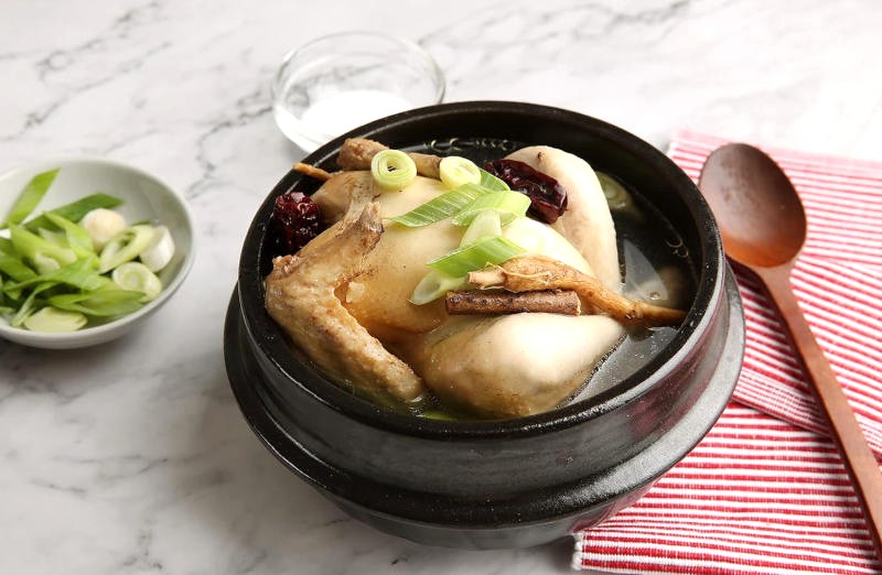 Samgyetang: Gà con thơm ngon, nhân sâm bổ dưỡng.