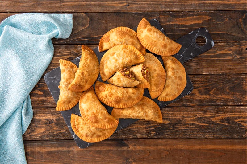 Empanadas có hình bán nguyệt đặc trưng, được tạo từ vỏ bánh mỏng gấp đôi.