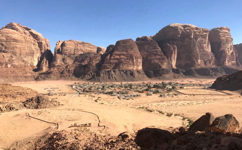 Wadi Rum thuận tiện cho các chuyến du lịch kết hợp, nằm gần nhiều địa danh nổi tiếng.