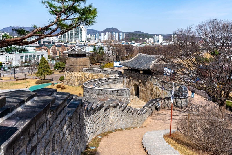 Pháo đài Suwon Hwaseong, Di sản Thế giới với bức tường phòng thủ hùng vĩ, là điểm đến hấp dẫn. Bạn cần khoảng 2 giờ để khám phá trọn vẹn pháo đài ấn tượng này. (Ảnh: Michael Turtle)