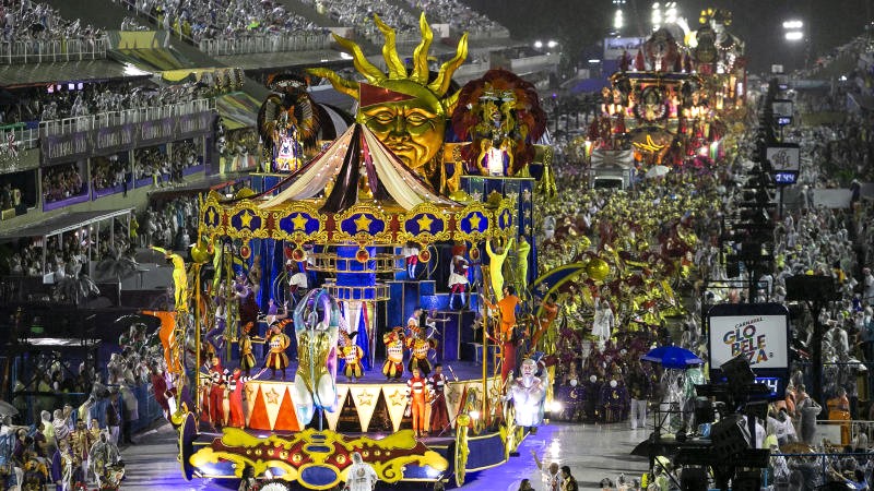 Lễ hội Carnival Rio diễn ra khắp thành phố.