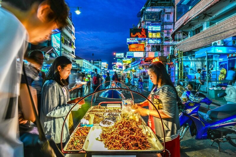 Gian hàng côn trùng chiên độc đáo trên đường Khao San, Bangkok. (Ảnh: i viewfinder/Shutterstock)