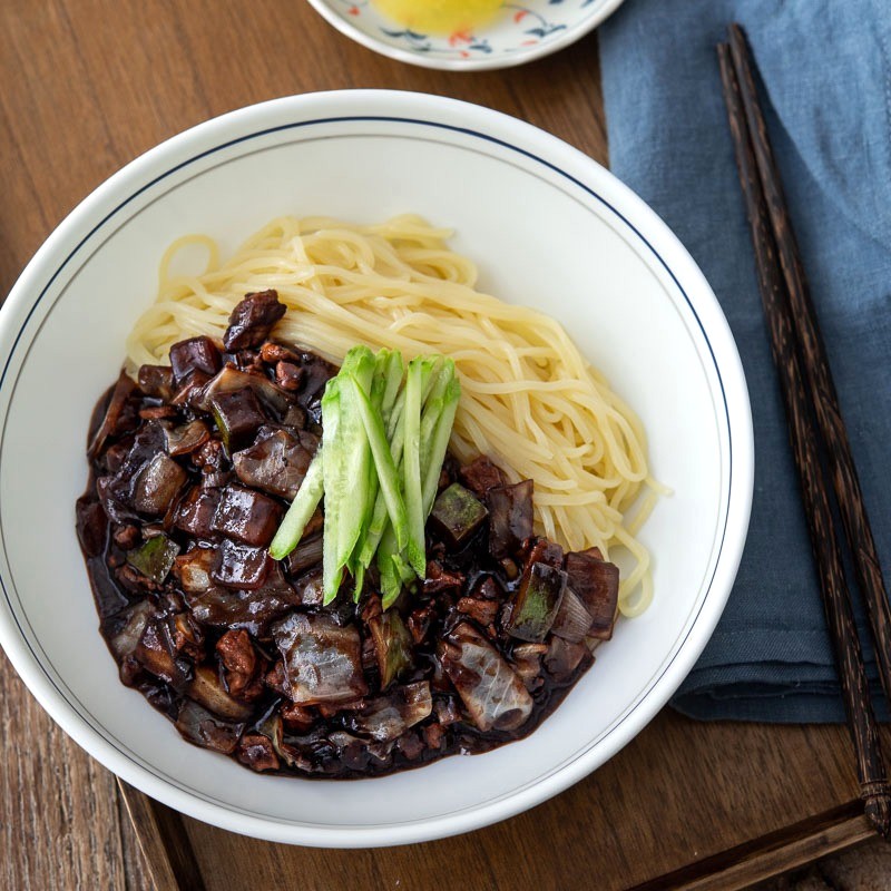 Mì Jajangmyeon dày hơn Spaghetti, mỏng hơn Udon.