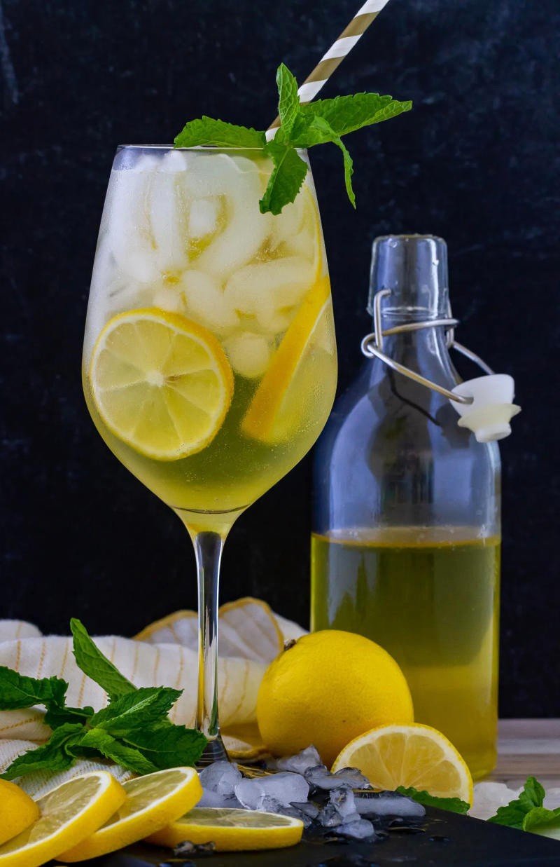 Hương vị Limoncello trọn vẹn nhờ cả quá trình ngâm ủ và thưởng thức.