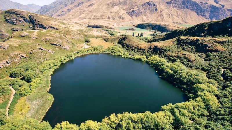 Diamond Lake, tọa lạc ngoại ô Wanaka, là một bức tranh thiên nhiên tuyệt mỹ với mặt nước trong vắt, phẳng lặng, được bao bọc bởi những ngọn núi hùng vĩ.