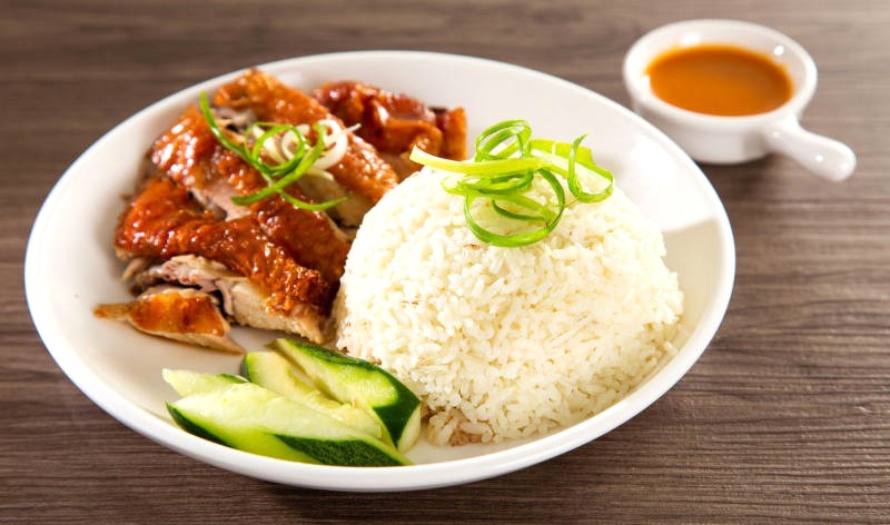 Cơm Gà Hải Nam (Hainanese Chicken Rice), món ăn quốc dân của Malaysia.