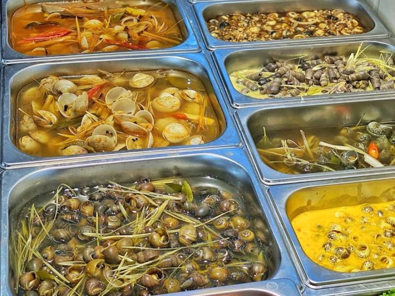 Buffet Ốc Bầu: Quầy line đầy ắp món ngon.