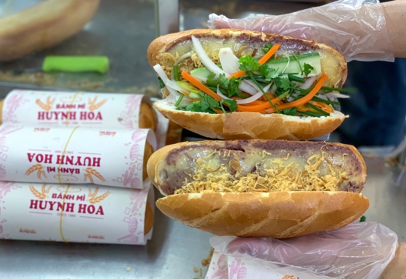 Bánh mì Huỳnh Hoa nhân đầy ú ụ.