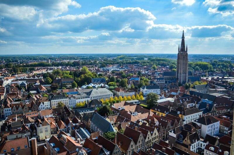 Bay đến Brussels, Bỉ, rồi từ đó đến Bruges.