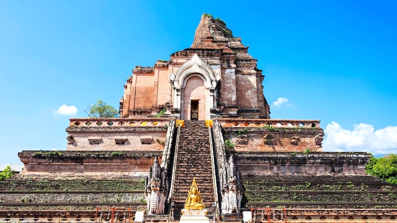 Wat Chedi Luang, với kiến trúc chính gần như nguyên vẹn, được tô điểm thêm bởi vườn hoa, cổng ngõ và đài phun nước.