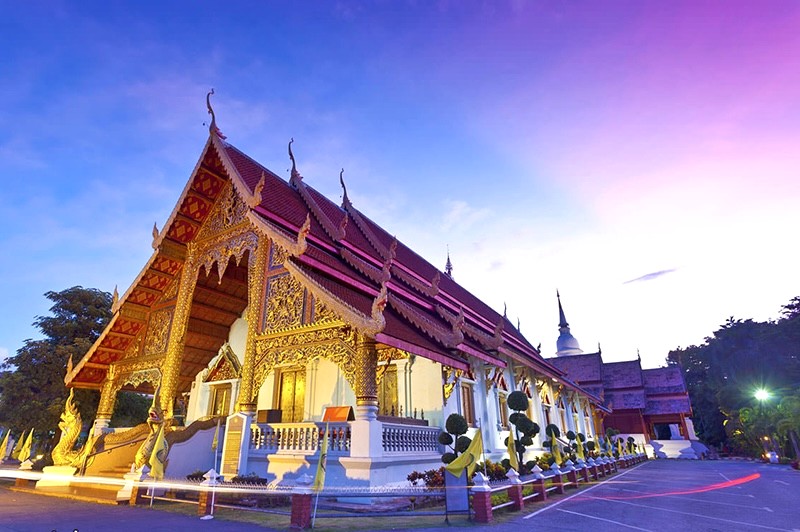 Wat Phra Singh: Kiến trúc Lanna nguyên bản.