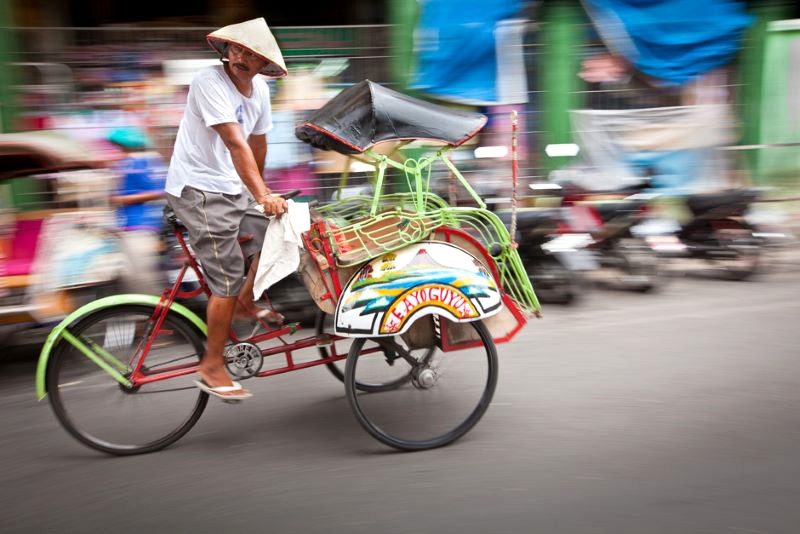 Becak: Phương tiện truyền thống của Yogyakarta.