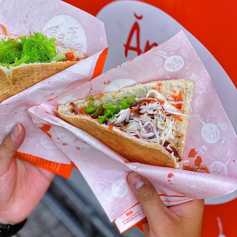 Bánh Doner Kebab Việt Nam thường dùng thịt heo.