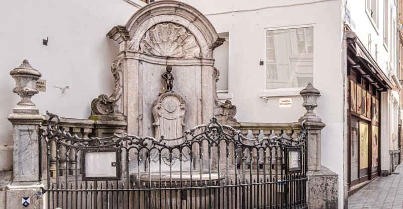 Bức tượng Manneken Pis đầy truyền thuyết.