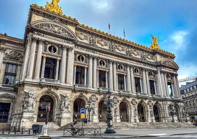 Palais Garnier, nhà hát opera lộng lẫy, thu hút hàng triệu du khách mỗi năm.