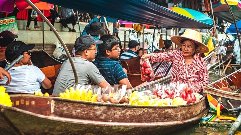 Chợ nổi Pattaya: Mua sắm đủ thứ từ thuyền địa phương.