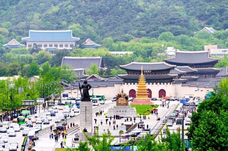 Hệ thống giao thông công cộng Seoul hiện đại và thuận tiện, giúp bạn dễ dàng di chuyển đến quảng trường.