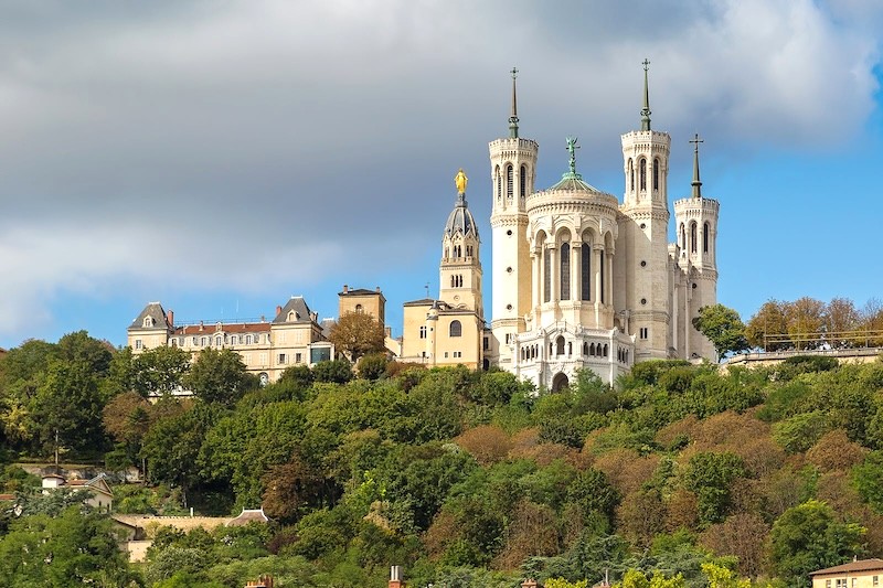 Vương cung Thánh đường Fourvière là sự kết hợp độc đáo giữa kiến trúc Byzantine và Romanesque.