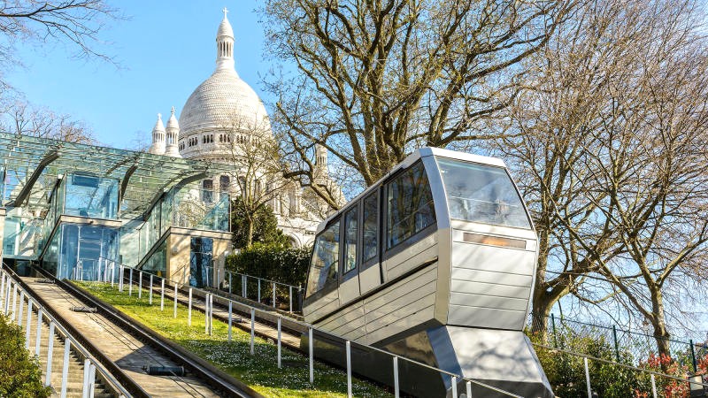 Lên đỉnh Montmartre: đi bộ, tàu điện ngầm hoặc cáp treo Funiculaire.