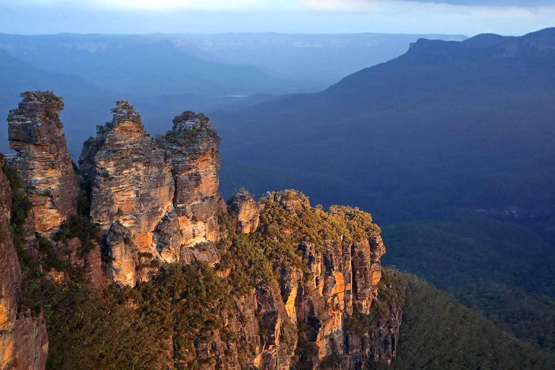 The Three Sisters tại Katoomba là ba đỉnh núi, mỗi đỉnh cao hơn 900 mét.