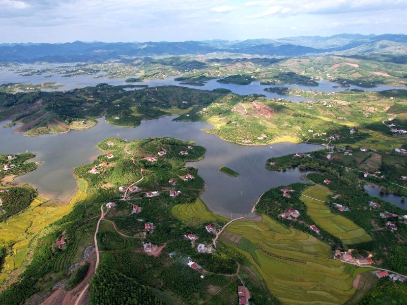 Hồ Cấm Sơn: Tráng lệ thiên nhiên.