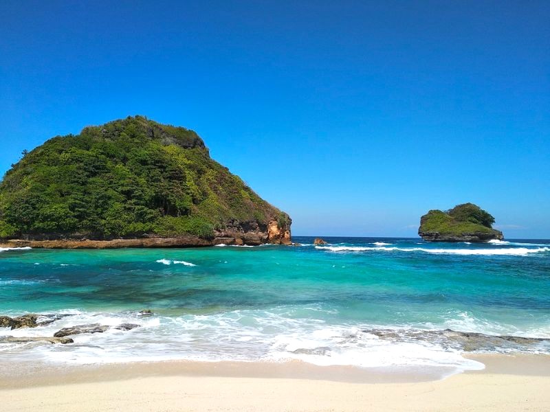 Bãi biển Goa Cina ở Malang, Indonesia, mê hoặc du khách với bờ cát trắng mịn và làn nước trong xanh.