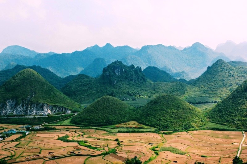 Núi đôi Quản Bạ, tuyệt tác thiên nhiên kỳ vĩ, là món quà của vùng cao nguyên đá Hà Giang.