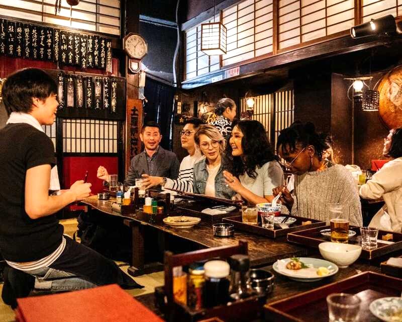 Izakaya Nhật Bản phục vụ bia, sake, shochu và nhiều lựa chọn đồ uống không cồn.