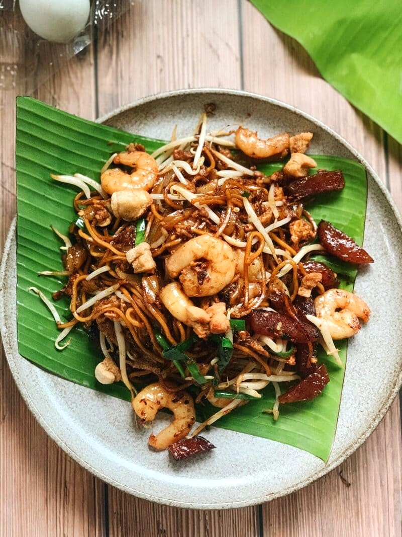 Char Kway Teow Malaysia: Hải sản, thịt cua, trứng vịt.