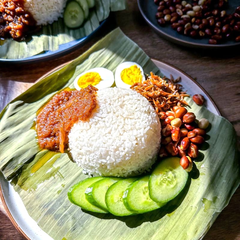 Nasi Lemak là món ngon nhiều thành phần, cần nhiều thời gian sơ chế và nấu nướng.