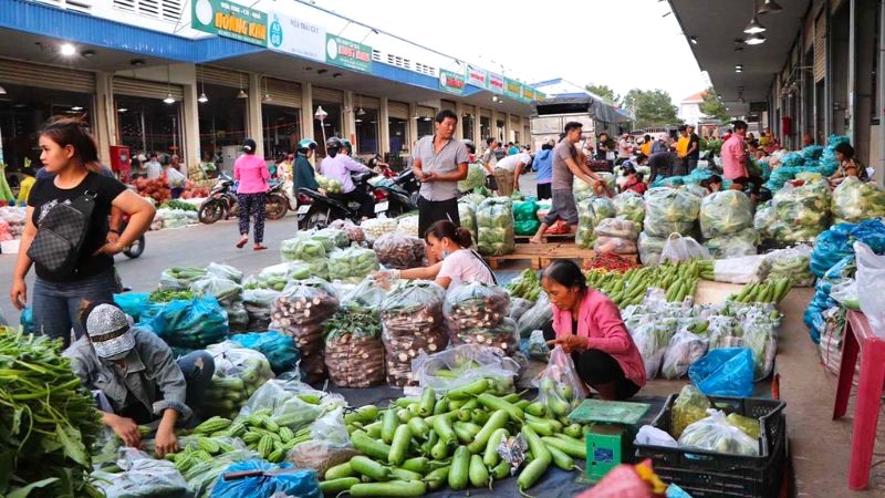 Mua rau củ, gia vị giá rẻ tại chợ Bình Điền.