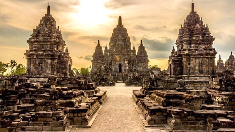 Đền Prambanan là một trong những ngôi đền Hindu giáo lớn nhất và đẹp nhất Indonesia.