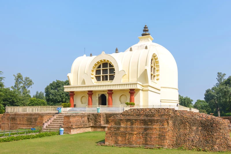 Chùa Parinirvana, nơi Đức Phật nhập Niết Bàn, nổi tiếng với Bảo tháp Parinirvana.